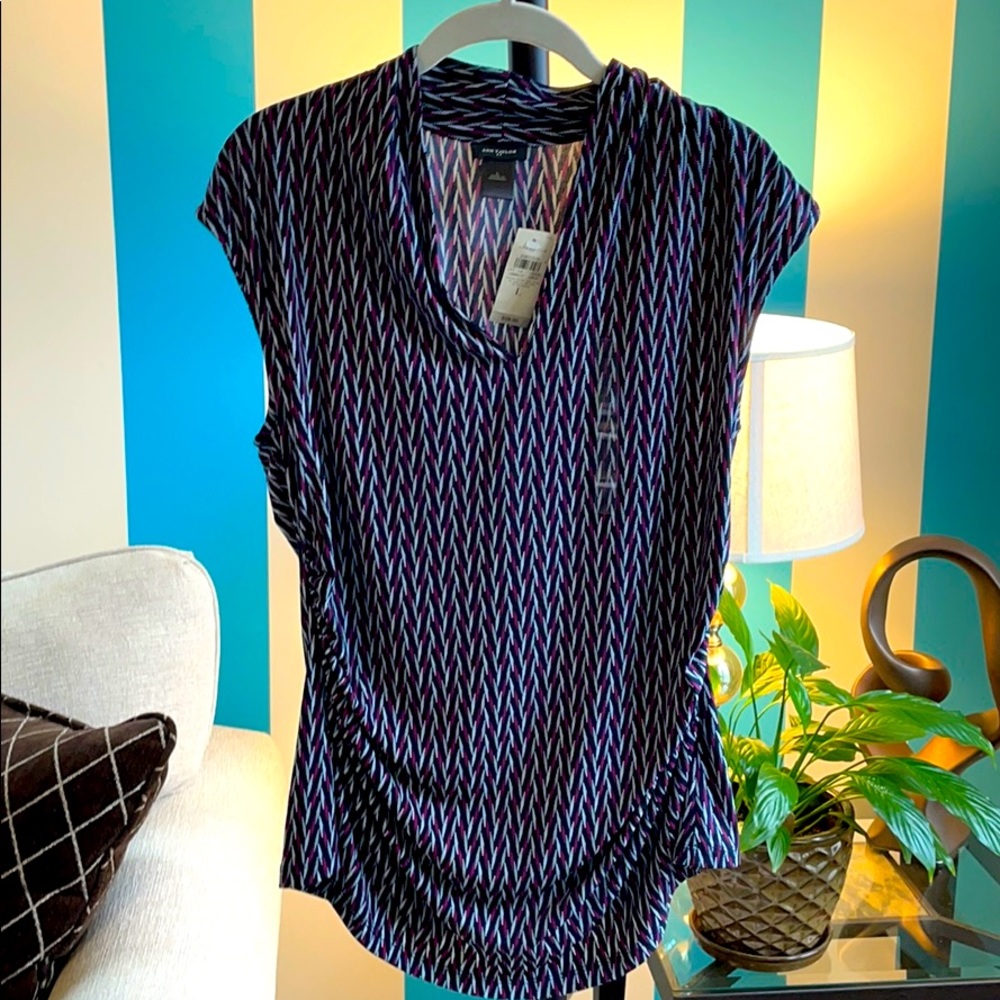 💜💜 Sleeveless Multi-Color V-Neck Blouse